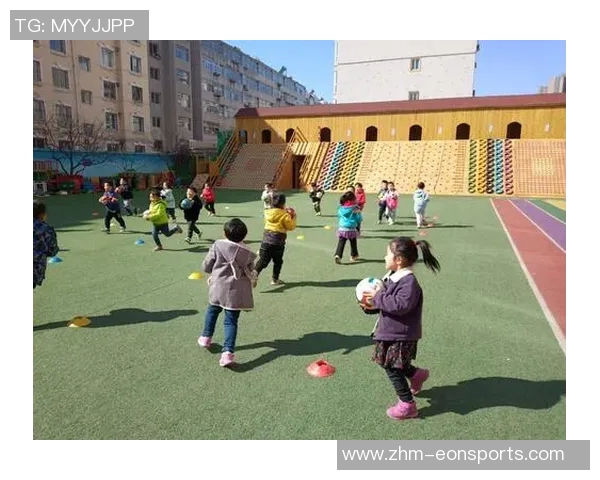 幼儿园足球小游戏推荐让孩子们在快乐中锻炼身体提升团队合作能力